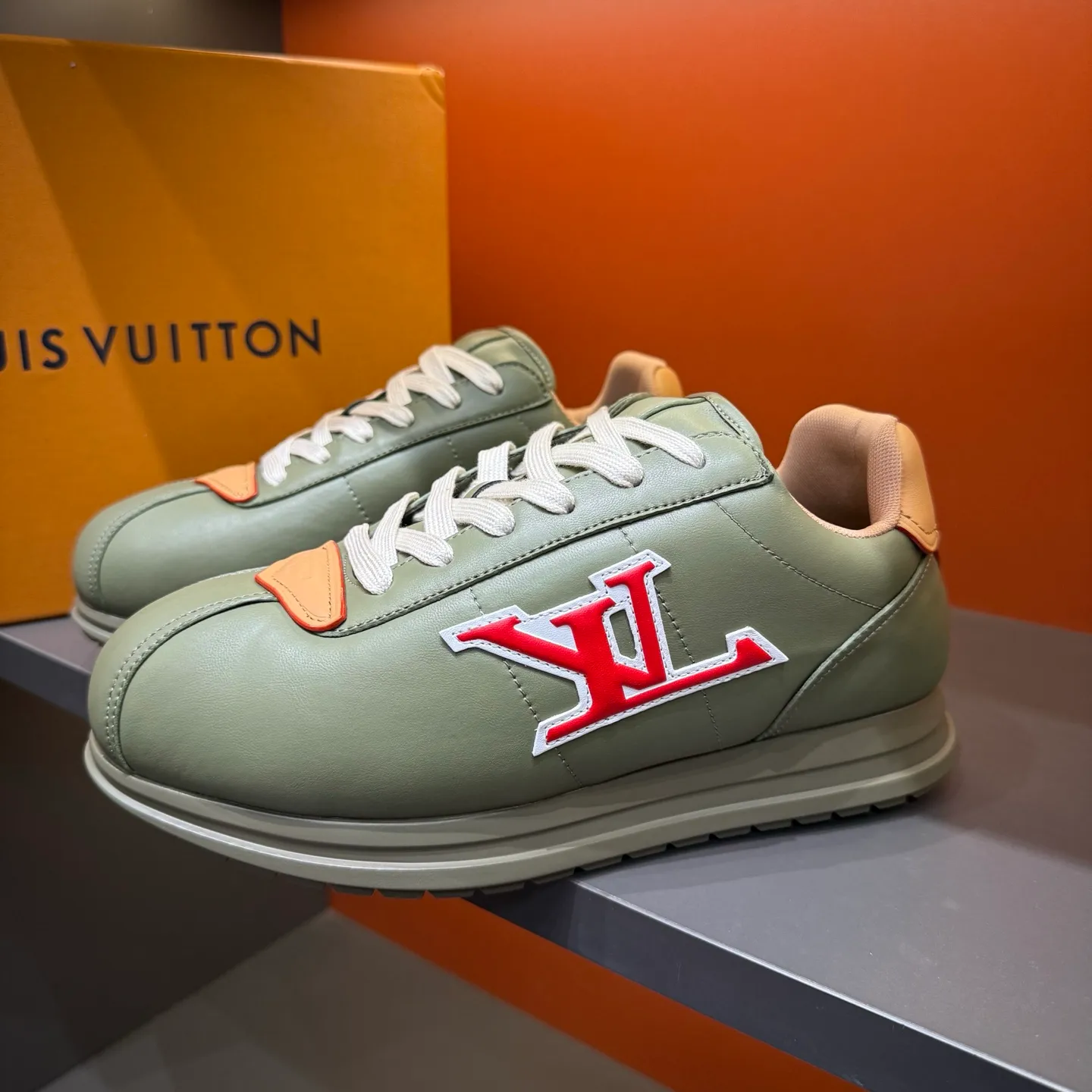 P540 Size 38-45 LV 🫏The colorful interpretation of BUTTERSOFT sneakers combines sheepskin, The colorful interpretation of LV BUTTERSOFT sneakers combines sheepskin and calfskin, bringing a super soft feel. Designed by Pharrell Williams, this '60s-inspired shoe features a padded upper that's been crafted by Louis Vuitton craftsmen to further enhance the comfort of the leather. In addition to the LV initials, it features multiple signatures, including natural leather trim and an embossed pattern of Pharrell Williams and lobster on the side, referencing the Fall/Winter 2025 men’s show. A must-have artifact for fashionistas✅